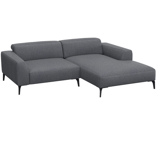 Beige Chaiselongue-Sofa mit klaren Linien und niedrigem Rücken, bestehend aus strapazierfähigem Material. Es bietet eine geräumige Liegefläche und elegante, schwarze Beine.
