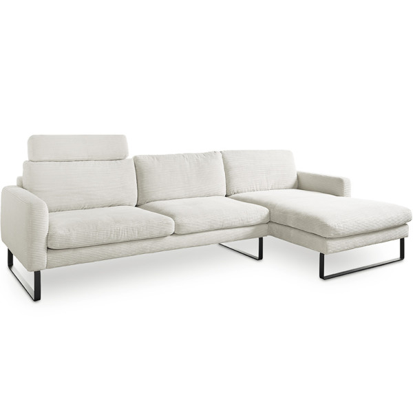 Helles Cordsofa Ricadi mit einer modernen Polstergarnitur und einer L-förmigen Sitzfläche. Das Sofa hat eine Stahl-Wellenunterfederung und ist für 1.499,00 € erhältlich.