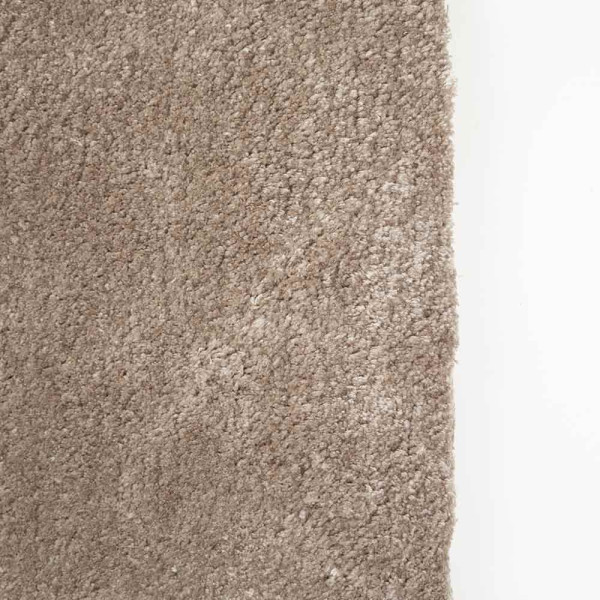 Beige Teppich mit Kurzflor im modernen Stil. Der Teppich ist gleichmäßig und weich strukturiert. Er eignet sich perfekt für individuelle Maßanfertigungen in verschiedenen Räumen.