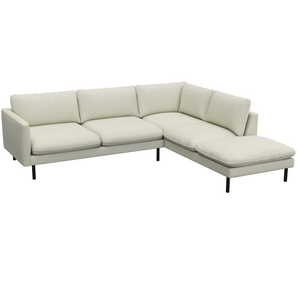 Grau, modernes Ecksofa BOLZANO mit offenem Ende steht auf schwarzen Metallbeinen. Es besitzt große, weiche Kissen und bietet Platz für mehrere Personen. Ideal für ein gemütliches Wohnzimmer.