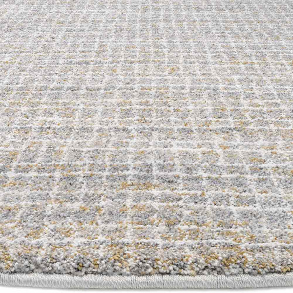 Heller karierter Hochflor-Teppich in grau-cremefarben mit gleichmäßiger Geometrie ist rund. Er kann in verschiedenen Größen wie 120 cm Durchmesser oder 200 x 200 cm bestellt werden.