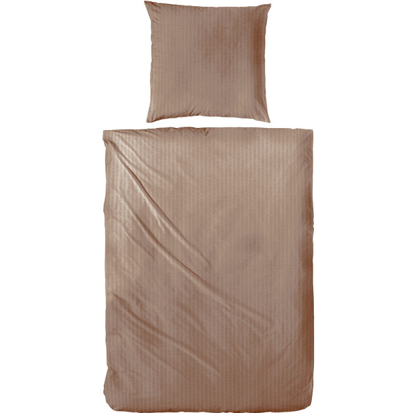 Weiche Bettwäsche in Taupe im Soft Seersucker-Stil liegt auf einem Bett. Der Kissenbezug ist ebenfalls in Taupe und zeigt eine leichte Struktur.