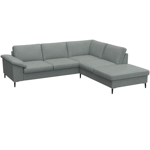 Braunes Ecksofa FIORE mit offenen Enden steht in einem modernen Raum. Es hat eine stilvolle, gepolsterte Oberfläche und schlanke Beine, geeignet für komfortable Sitzgelegenheiten.