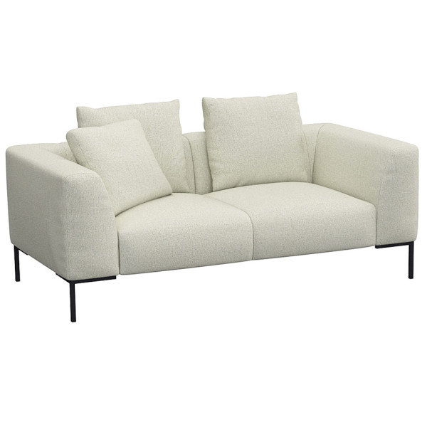 Helles, modernes Sofa in hellbeiger Farbe mit zwei Kissen. Es hat eine schlichte, rechteckige Form und steht auf schwarzen Beinen. Die Oberfläche wirkt einladend und bequem.