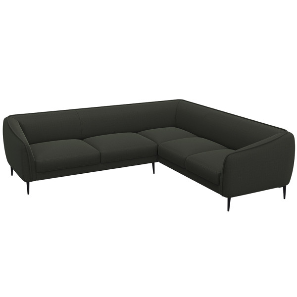 Ecksofa BELLE in hellem Stoff mit gepolsterten Sitzflächen und schmalen schwarzen Beinen. Das Sofa bietet modernen Komfort und lädt zum Entspannen ein.