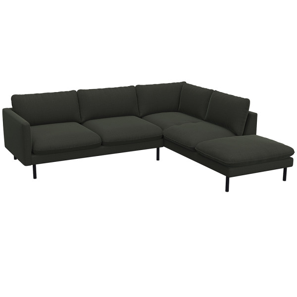Grau, modernes Ecksofa BOLZANO mit offenem Ende steht auf schwarzen Metallbeinen. Es besitzt große, weiche Kissen und bietet Platz für mehrere Personen. Ideal für ein gemütliches Wohnzimmer.