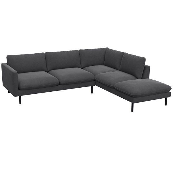 Grau, modernes Ecksofa BOLZANO mit offenem Ende steht auf schwarzen Metallbeinen. Es besitzt große, weiche Kissen und bietet Platz für mehrere Personen. Ideal für ein gemütliches Wohnzimmer.