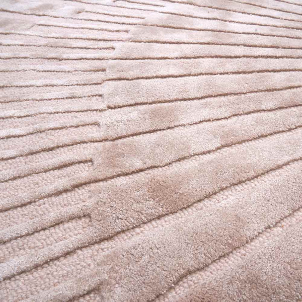 Runder Teppich mit Strahlen-Design in Hoch-Tief-Optik, in Beige und grau, hat einen Durchmesser von 250 cm und wird für 799,00 € angeboten.