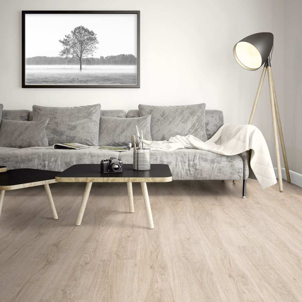 Hellbeige Klick-Vinylboden in Holzoptik zeigt gleichmäßige, leicht strukturierte Oberflächen mit einer natürlichen Holzmaserung. Der Boden eignet sich für vielseitige Anwendungen und zeichnet sich durch hochwertige Verarbeitung aus.