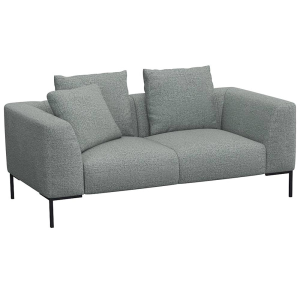 Helles, modernes Sofa in hellbeiger Farbe mit zwei Kissen. Es hat eine schlichte, rechteckige Form und steht auf schwarzen Beinen. Die Oberfläche wirkt einladend und bequem.