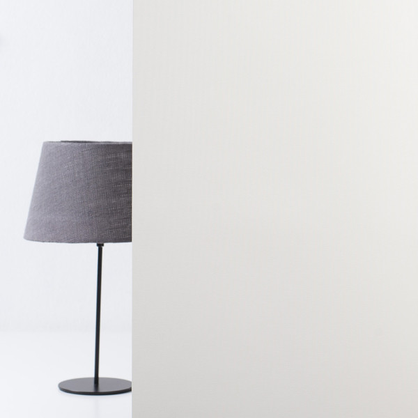 Helle, strukturierte textile Oberfläche in lichtgrauer Farbton. Die Textur ist fein und gleichmäßig, was die industrielle Anmutung des Materials unterstreicht.