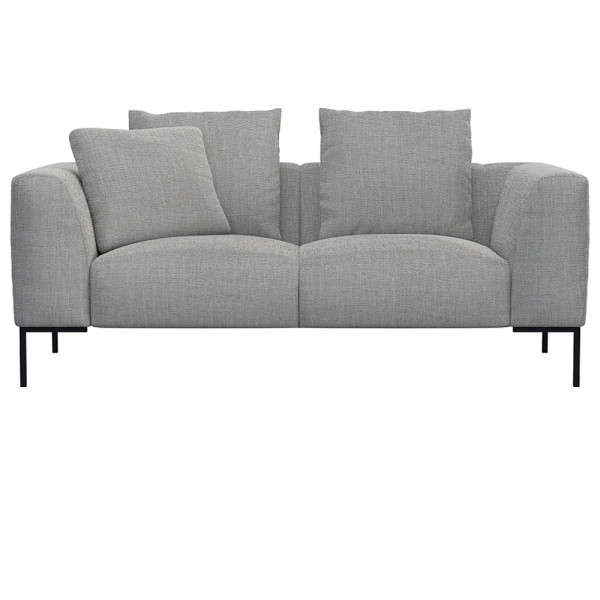 Helles, modernes Sofa in hellbeiger Farbe mit zwei Kissen. Es hat eine schlichte, rechteckige Form und steht auf schwarzen Beinen. Die Oberfläche wirkt einladend und bequem.