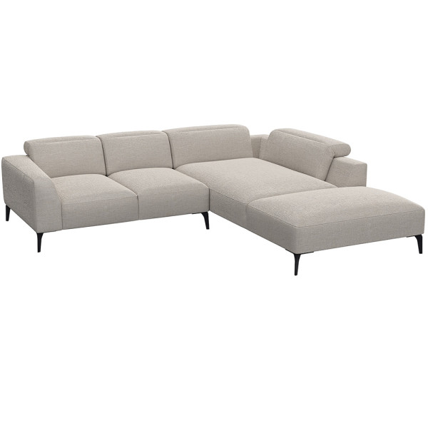 Graues Ecksofa aus hochwertigem Material mit offenen Enden und modernen, schlanken Beinen. Es bietet komfortable Sitzfläche und hohe Rückenkissen für optimalen Sitzkomfort.