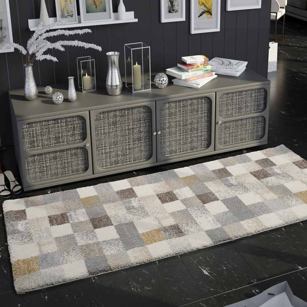 Teppich New Villa Squares mit einem großem Karo-Muster in Grau-Creme. Er besteht aus unterschiedlichen quadratischen Farbflächen und hat eine Hochflor-Oberfläche.