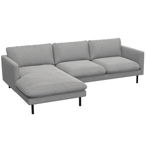 Beige Chaiselongue-Sofa BOLZANO mit drei Rückenkissen und einem seitlichen Liegelement steht auf dünnen schwarzen Füßen. Das Sofa hat eine moderne, schlichte Form und edle Textur.