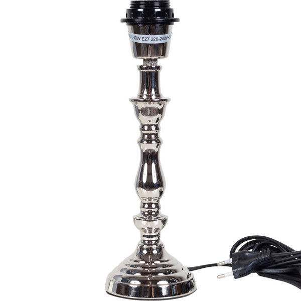 Silberner Lampenfuß aus Metall misst 21,5 cm in der Höhe. Er ist bereit, mit einem Lampenschirm kombiniert zu werden, um Licht zu erzeugen. Das Kabel führt zu einem Stecker.