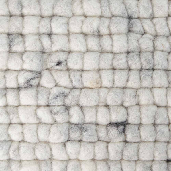 Heller, nachhaltiger Webteppich aus Schurwolle mit einer strukturierten, gepunkteten Oberfläche in Weiß und Grau. Der Teppich eignet sich zur individuellen Gestaltung nach Maß.