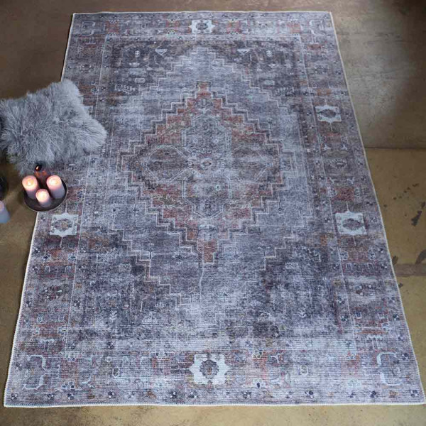 Moderner Orientteppich Aquamarijn mit Kurzflor. Der Teppich zeigt ein farbenfrohes, geometrisches Muster. Er eignet sich als dekoratives Element in verschiedenen Wohnräumen.