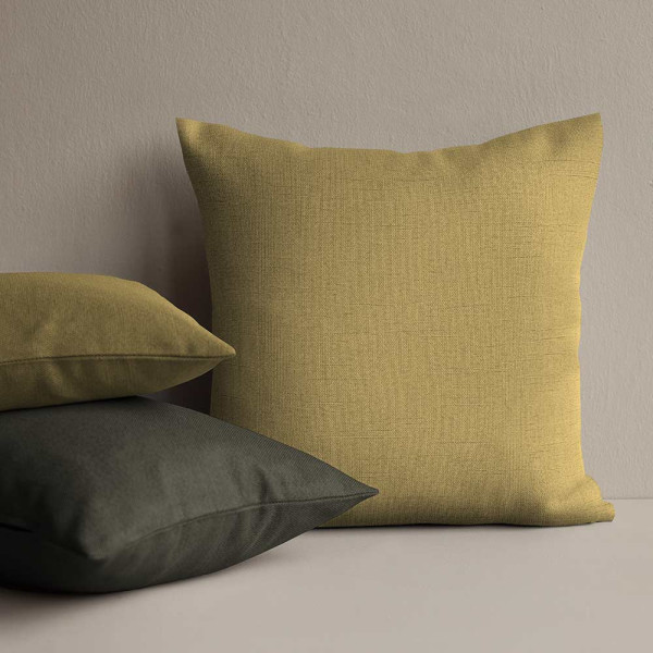 Gelber Gardinenstoff aus der Restill-Kollektion ist glatt und gut strukturiert. Der Stoff zieht sich sanft über den Untergrund und eignet sich für individuelle Anpassungen.