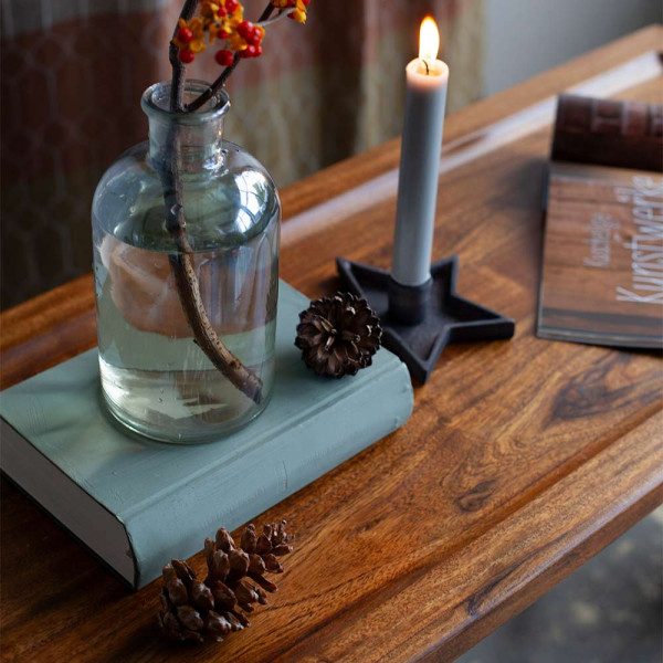 Moderner Konsolentisch mit einer massiven Holzplatte in Nougatfarbe und schwarzen Metallbeinen. Er steht stabil und eignet sich als Beistelltisch. Der Preis beträgt 249,00 €.