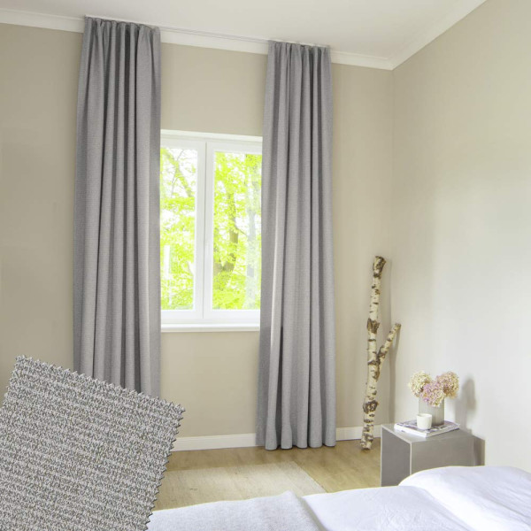 Stonefarbener Vorhangstoff mit feiner Struktur. Der Stoff liegt leicht gefaltet und zeigt seine textile Beschaffenheit in einer eleganten, neutralen Farbgebung. Ideal für Dekorationen.