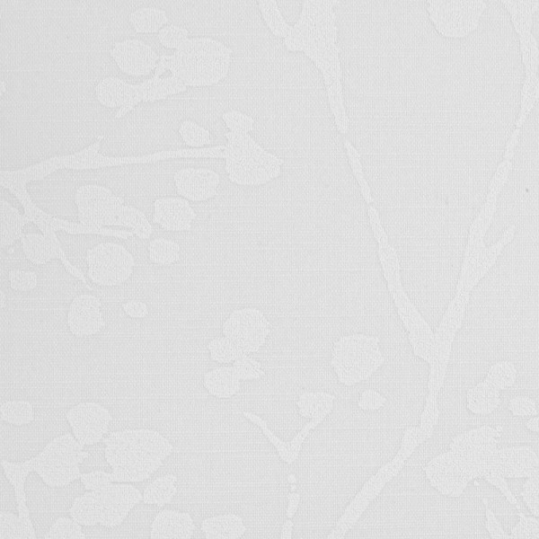 Weiße Textur mit dezentem, hellen Muster von Zweigen und Blüten liegt im Hintergrund. Die Oberflächenstruktur ist leicht erhaben und sorgt für eine subtile visuelle Tiefe.