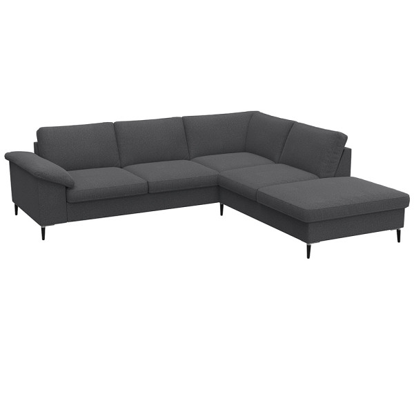 Braunes Ecksofa FIORE mit offenen Enden steht in einem modernen Raum. Es hat eine stilvolle, gepolsterte Oberfläche und schlanke Beine, geeignet für komfortable Sitzgelegenheiten.