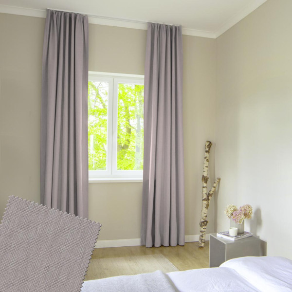 Einfarbiger Dekostoff in Taupe hat eine feine, strukturierte Oberfläche. Der Stoff liegt leicht gewellt und zeigt eine neutrale Farbtonvariante, geeignet für Vorhänge oder andere textile Anwendungen.