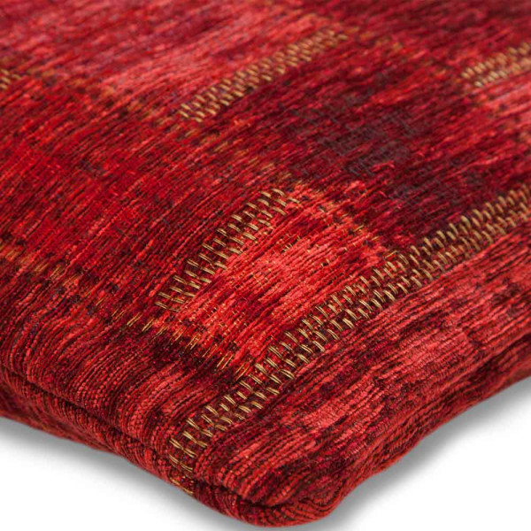 Rotes Kissen im Patchwork-Look mit unterschiedlichen Texturen und Mustern. Es hat quadratische Abschnitte und ist für den Einsatz auf Sitzflächen geeignet. Preis: 39,99 € inkl. MwSt.