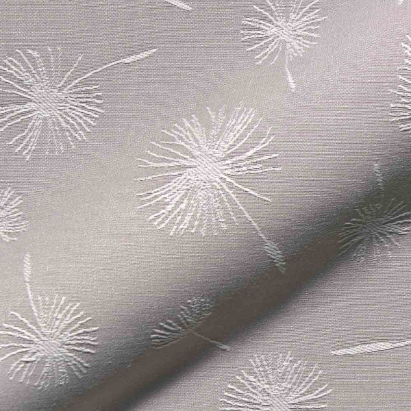 Heller Vorhangstoff in Taupe mit floralem Muster, das aus weißen Pusteblumen besteht. Der Stoff ist blickdicht und kann individuell konfektioniert werden.