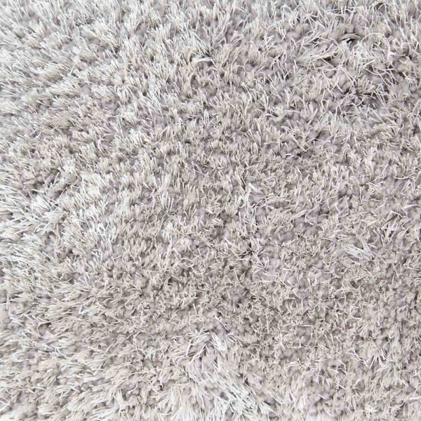 Hochfloriger, kuscheliger Teppich in Hellgrau liegt auf einem glatten Untergrund. Die Teppichkanten sind weich und zeigen ein flauschiges, einheitliches Texturmuster.