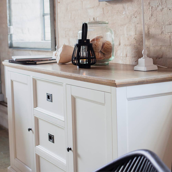 Weiße Kommode im Landhausstil mit einem hellen Holzoberteil und drei mittleren Schubladen, sowie zwei Seitentüren für zusätzlichen Stauraum. Sie ist sofort versandfertig.