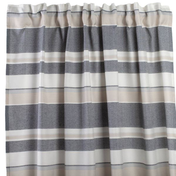 Gestreifter Vorhang in Grautönen hängt an einer silbernen Stange. Der Stoff ist leicht und plisseeartig drapiert, was eine luftige Atmosphäre schafft.