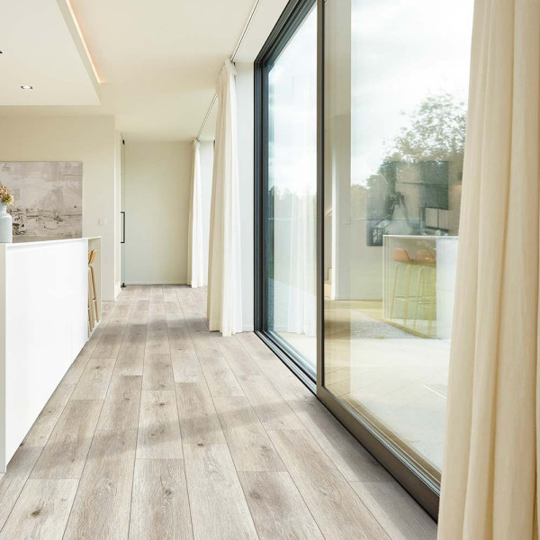 Helle, strukturierte Vinylbodenplatten mit einer natürlichen Holzoptik in verschiedenen Grau- und Beigetönen. Die Platten sind für einen Klickboden geeignet und verlegen sich einfach.