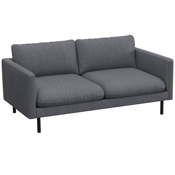 Graues Sofa mit zwei breiten Kissen und schmalen Armlehnen steht auf schlanken, schwarzen Beinen. Das Design ist modern und schlicht, geeignet für verschiedene Wohnstile.