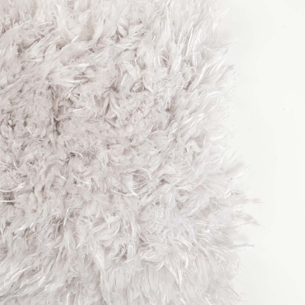 Weißer Hochflor-Teppich mit flauschiger Textur liegt auf einem Untergrund. Seine weichen Fasern verleihen dem Raum ein gemütliches Ambiente. Er ist für individuelle Maße konzipiert.