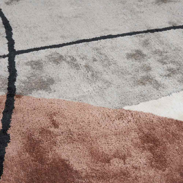 Multicolor Teppich mit grafischem Design. Er zeigt verschiedene geometrische Formen in Grau, Braun und Beige. Die Farben und Strukturen verleihen dem Teppich einen modernen Look.