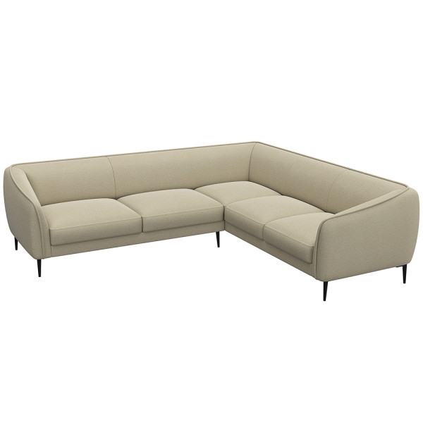 Ecksofa BELLE in hellem Stoff mit gepolsterten Sitzflächen und schmalen schwarzen Beinen. Das Sofa bietet modernen Komfort und lädt zum Entspannen ein.