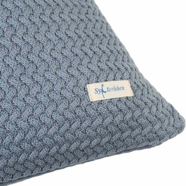 Hellblauer Kissenbezug aus Baumwolle, mit gestricktem Muster und der Größe 40 x 60 cm. Er zeigt eine strukturierte Oberfläche und ist für gemütliche Wohnräume geeignet.