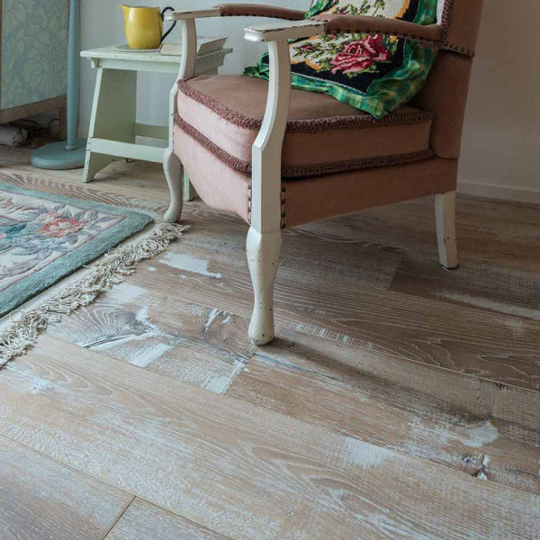 Helles Parkett in Holzoptik zeigt eine natürliche Maserung mit verschiedenen Brauntönen. Es erscheint vorgeölt und ist als Landhausdiele gestaltet. Der Preis beträgt 158,99 € pro Quadratmeter.