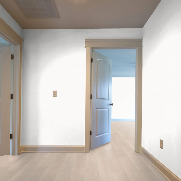 Helle, strukturierte Holzmaserung des Klick-Vinylbodens 