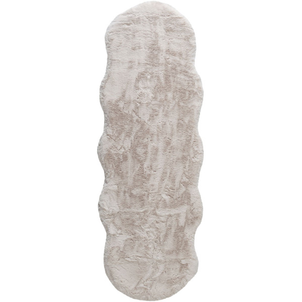 Flauschiger Teppich in Elfenbeinfarbe mit einer Größe von 55 cm x 160 cm liegt flach. Die Form des Teppichs ist geschwungen und einladend.