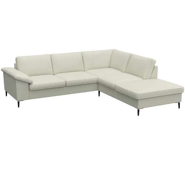 Braunes Ecksofa FIORE mit offenen Enden steht in einem modernen Raum. Es hat eine stilvolle, gepolsterte Oberfläche und schlanke Beine, geeignet für komfortable Sitzgelegenheiten.