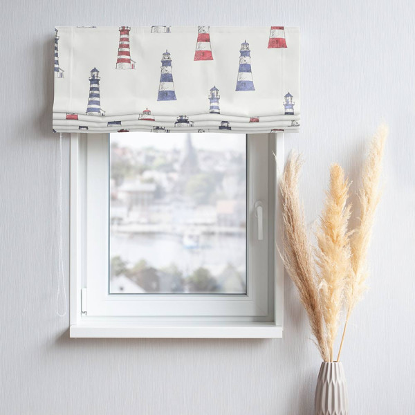 Weißer Vorhangstoff mit einem Leuchturmmuster, das zwei verschiedene Leuchttürme zeigt. Der obere Turm ist blau-weiß gestreift, während der untere rot-weiß ist.