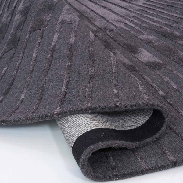 Runder Teppich im Strahlen-Design, gefertigt in Hoch-Tief-Optik. Er hat einen Durchmesser von 200 cm und ist in grauer Farbe erhältlich. Der Preis beträgt 799,00 €.