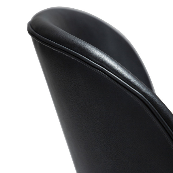 Moderner schwarzer Stuhl aus Kunstleder steht auf drei schlanken Beinen. Die Rückenlehne ist rundlich und harmoniert mit der abgerundeten Sitzfläche.