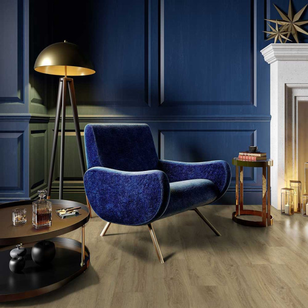 Helle, naturähnliche Vinylbodenoberfläche in Holzoptik mit unterschiedlichen Holzmaserungen und Farbnuancen. Der Boden wirkt robust und eignet sich für Innenräume.