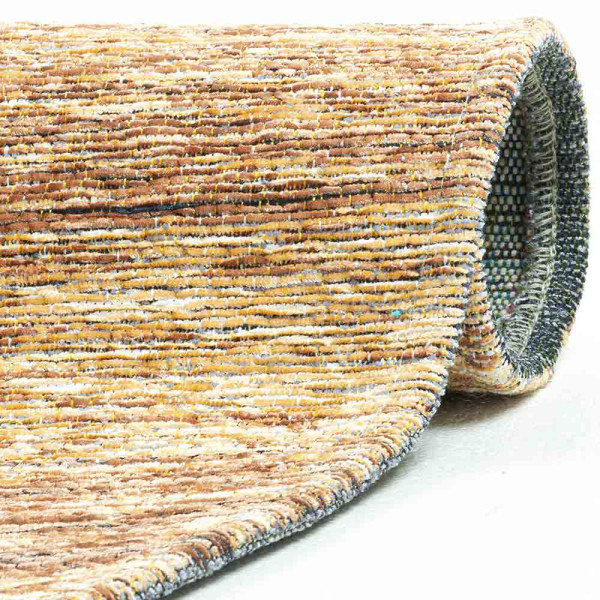 Runder Teppich aus strapazierfähigem Flachgewebe in Holzoptik. Auf der Oberfläche ist der Schriftzug 