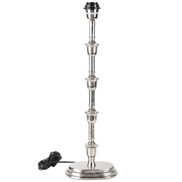 Moderner silberner Lampenfuß steht auf einer runden Basis. Ein Kabel verläuft seitlich. Der Lampenfuß hat mehrere dekorative Einsätze und ist für die Verwendung mit einer Lampenfassung geeignet.