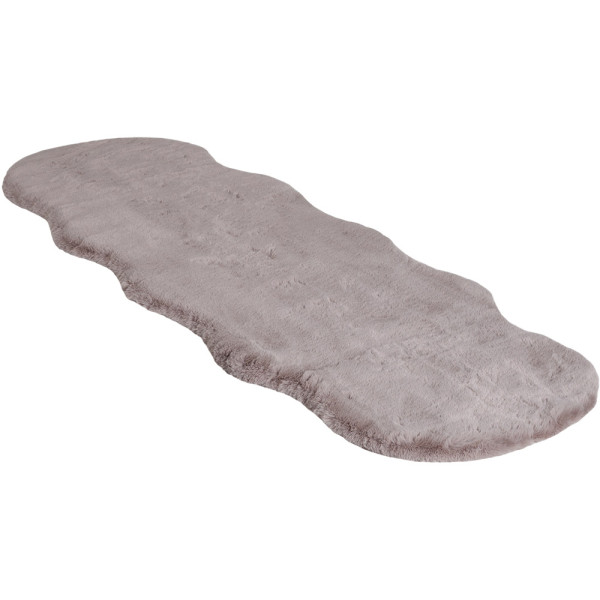 Taupefarbener Teppich im Fell-Design mit geschwungener Form und weichem Material. Der Teppich hat eine Länge von ca. 160 cm und wird für 49,99 € angeboten.